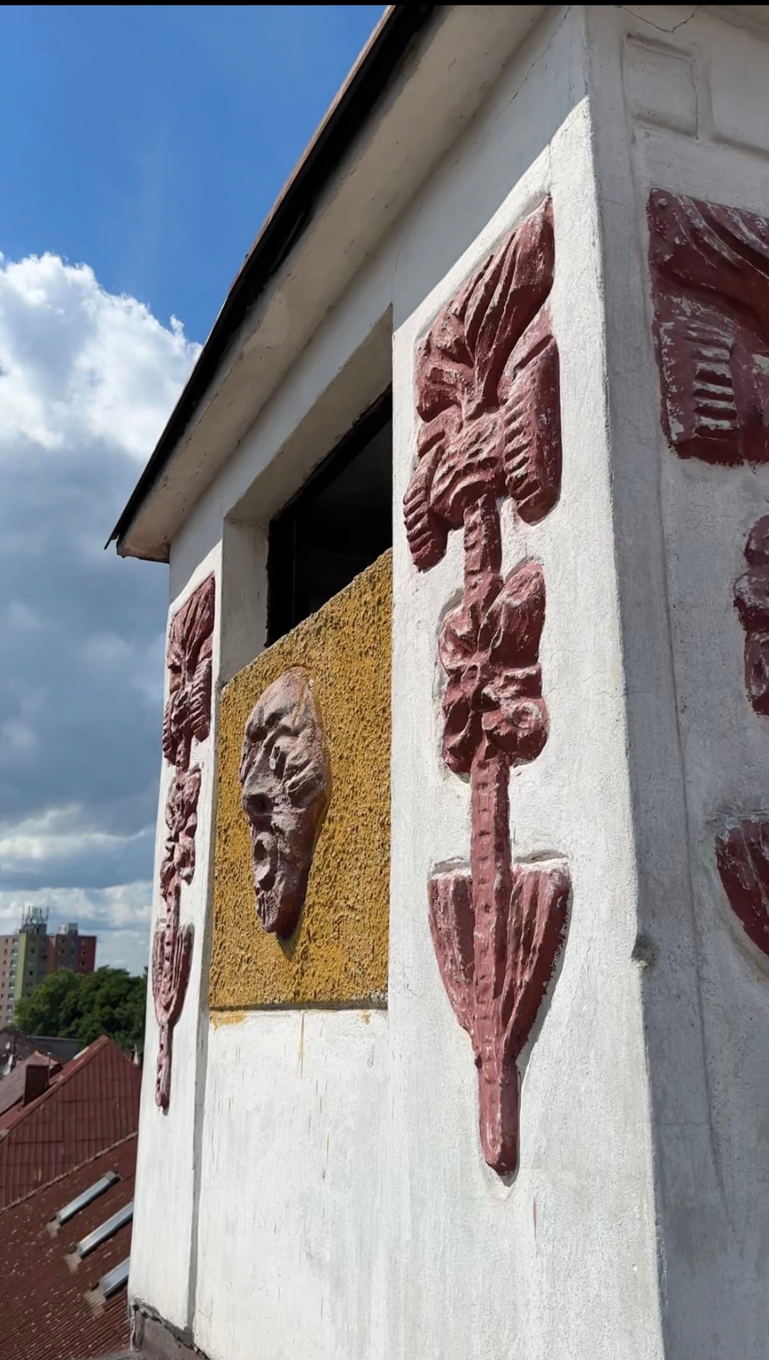 Ornamentální detaily fasády — stav před renovací